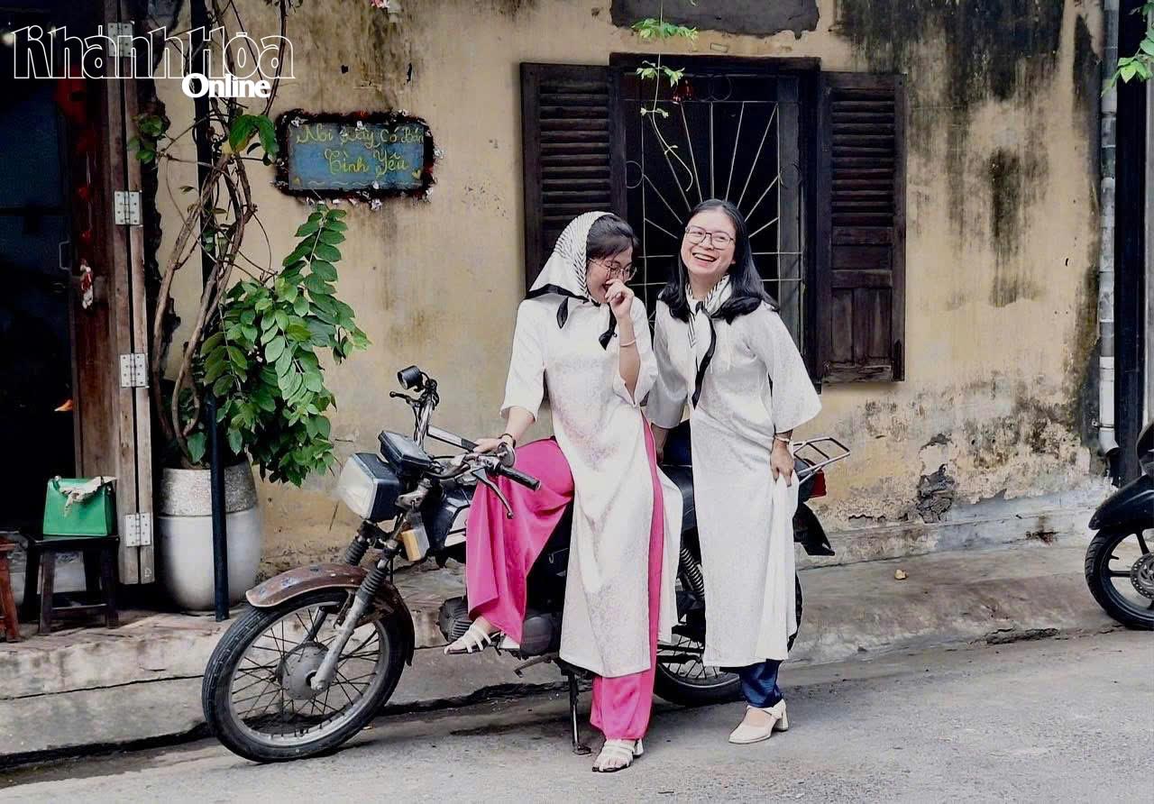 Đôi bạn trẻ bên khẩu hiệu nổi tiếng của quán cà phê Gác 99’s: “Nơi đây có bán bình yên”.