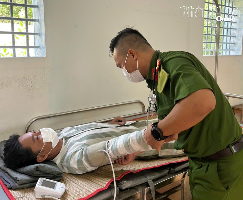Các phạm nhân tại Trại tạm giam số 1 Công an tỉnh được khám sức khỏe định kỳ.