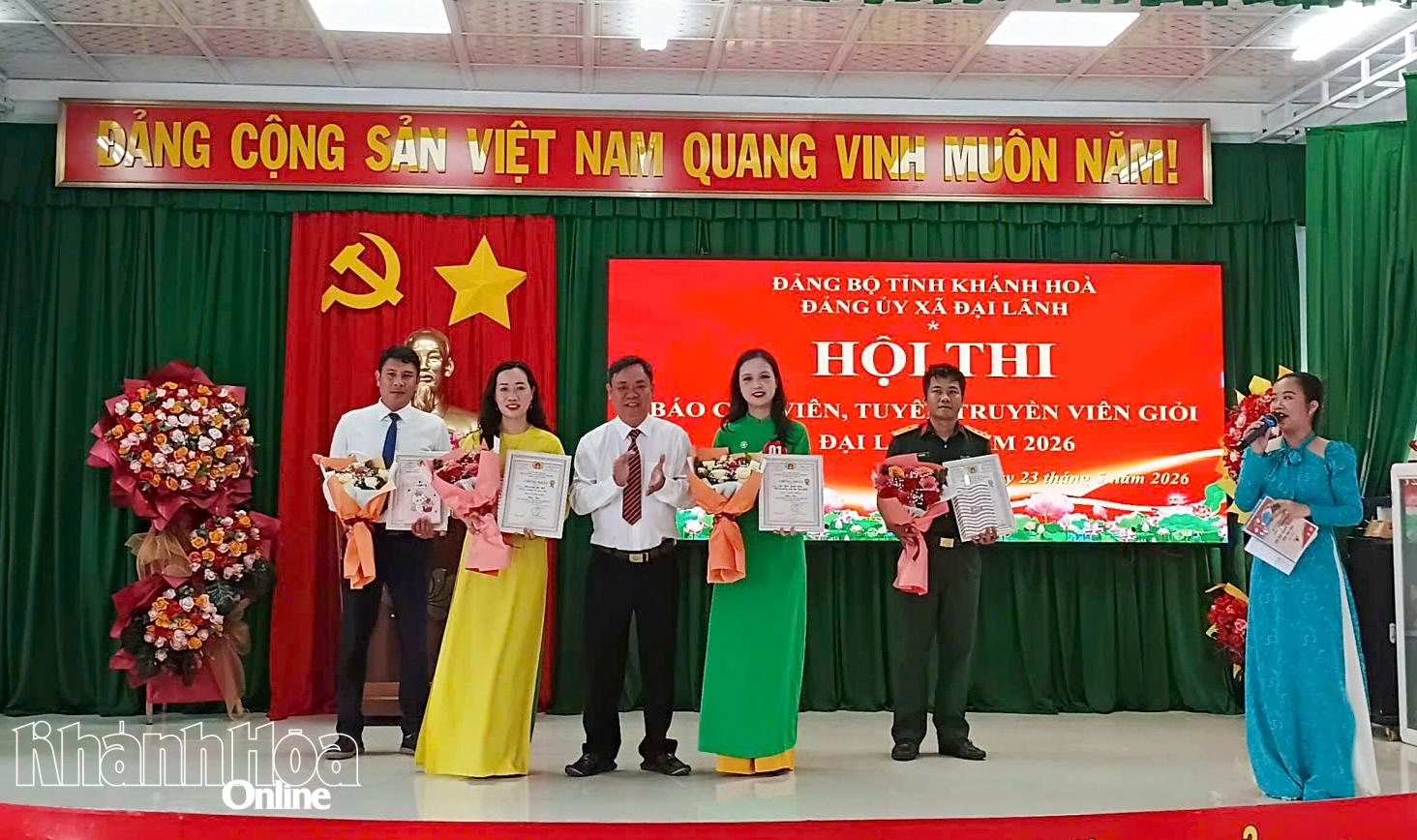 Ban Tổ chức trao giải cho các thí sinh đạt giải cao tại hội thi.