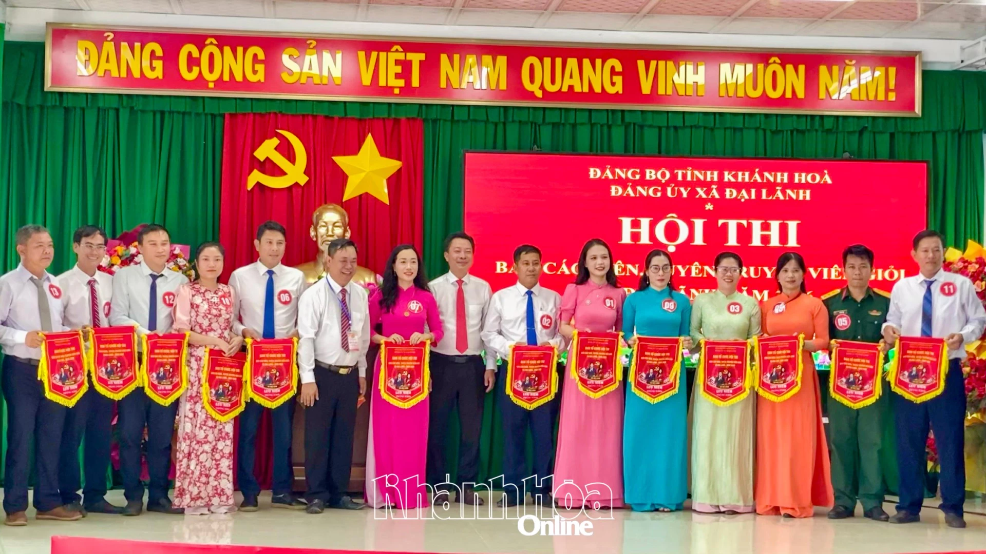 Ban tổ chức trao cờ lưu niệm cho các đơn vị tham gia thi.
