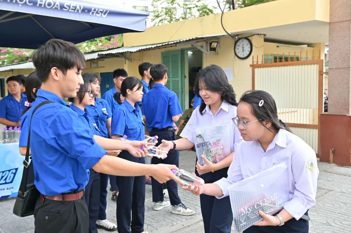 Đông đảo đoàn viên, thanh niên tham gia tiếp sức kỳ thi tuyển sinh vào lớp 10