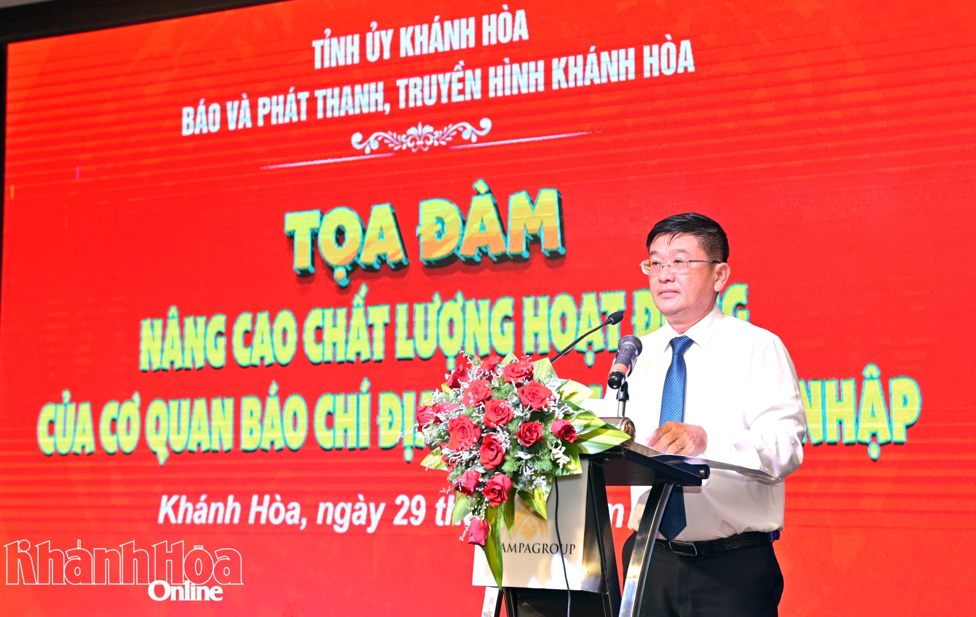Phó Giám đốc phụ trách Báo và Phát thanh, Truyền hình Khánh Hòa Lê Hoàng Triều phát biểu đề dẫn.