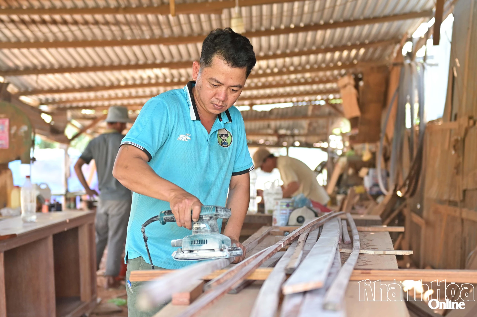 Xưởng mộc của anh Trần Văn Tha góp phần tạo việc làm ổn định cho nhiều lao động địa phương.
