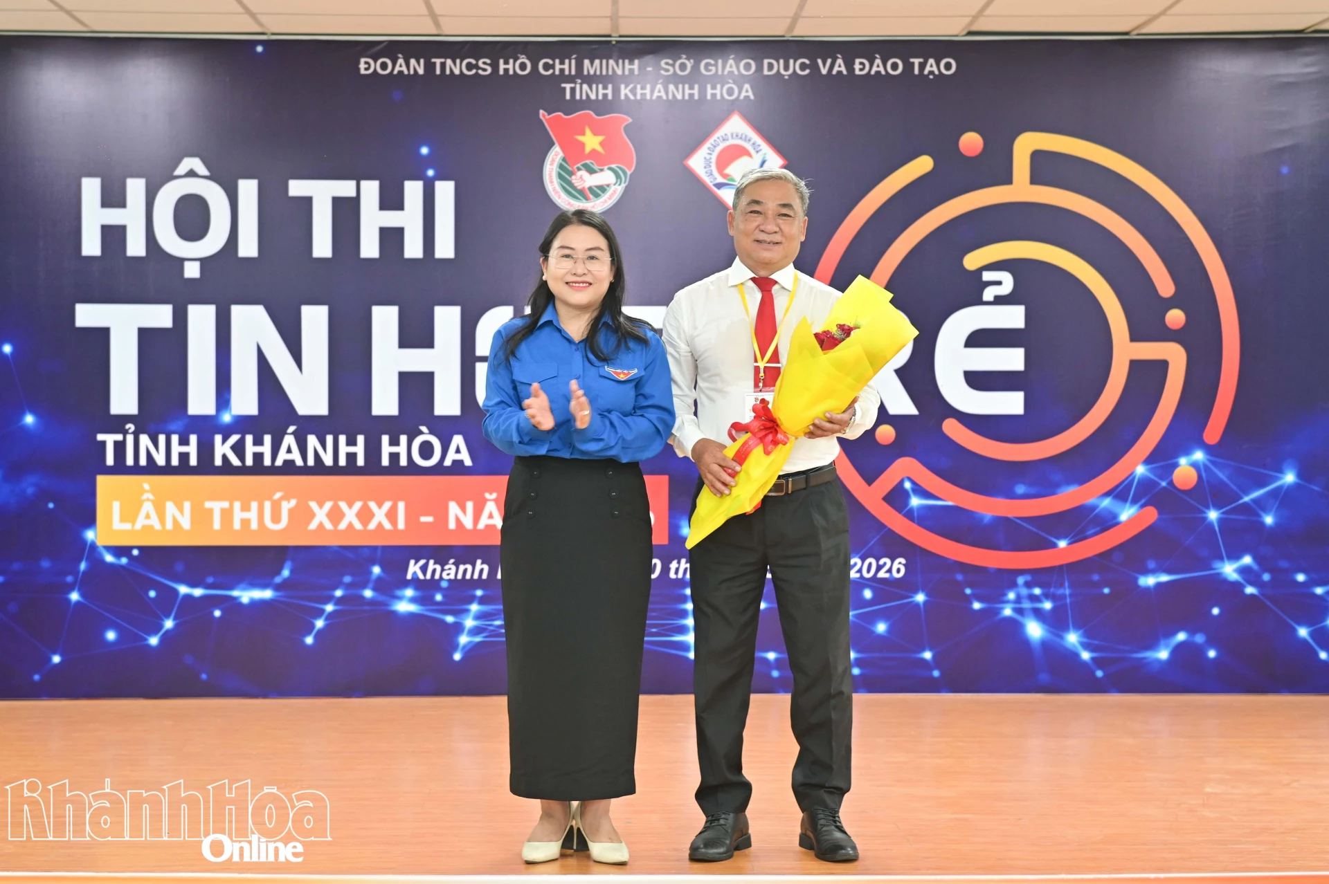 Ban tổ chức tặng hoa tri ân đơn vị đăng cai địa điểm tổ chức hội thi.