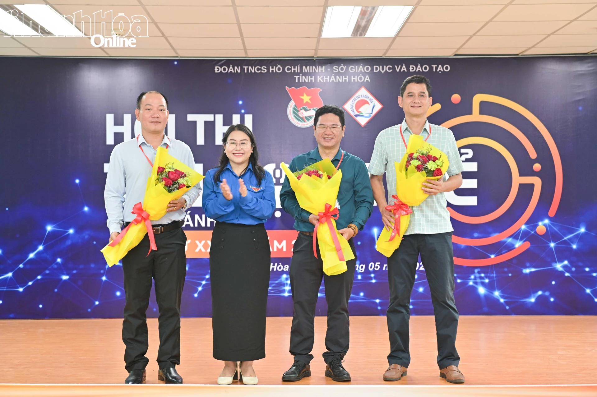 Ban tổ chức tặng hoa cho ban giám khảo hội thi.