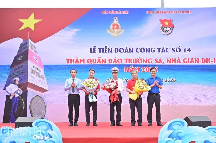 Tiễn đoàn "Hành trình tuổi trẻ vì biển, đảo quê hương”