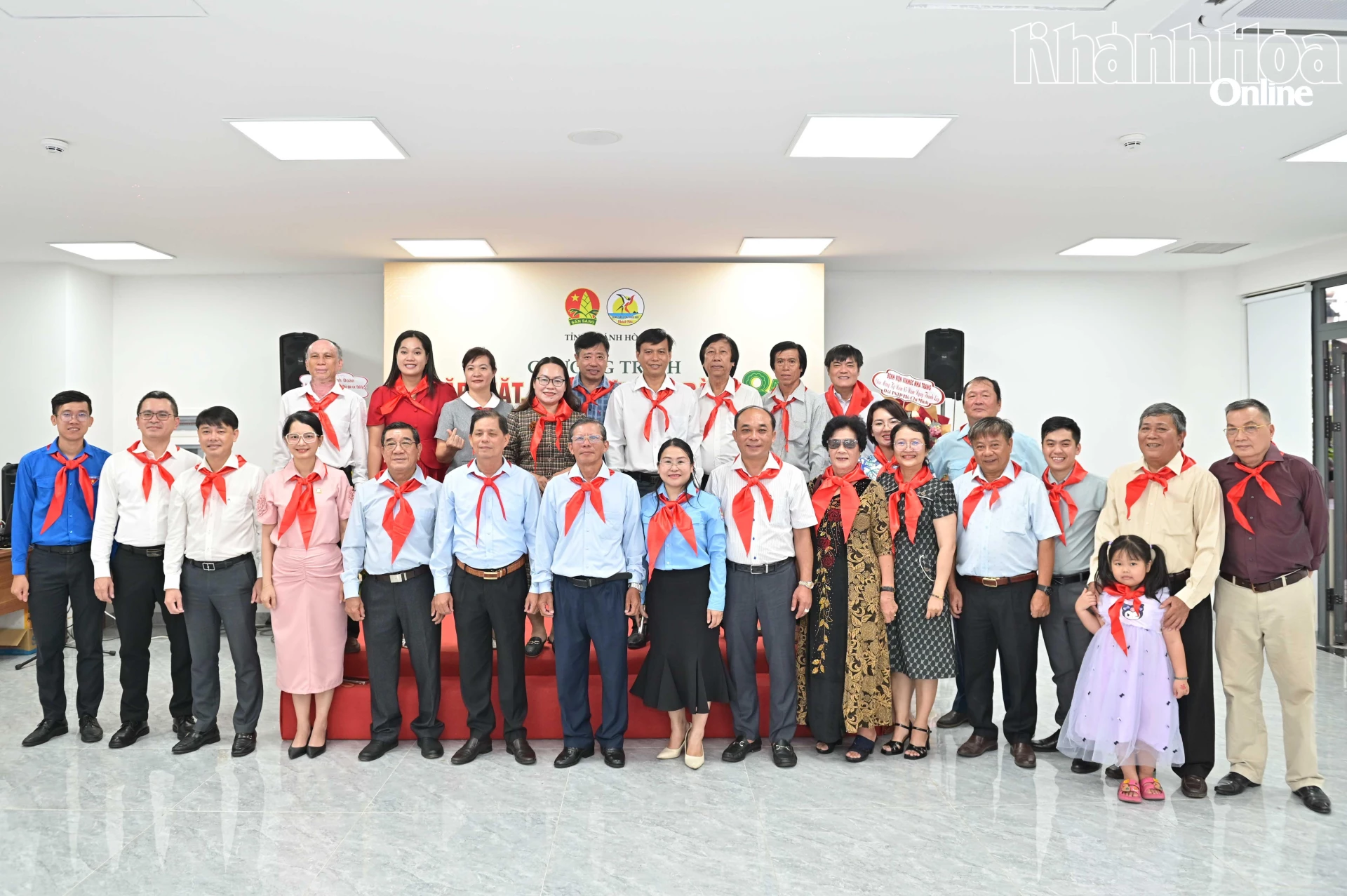 Các đại biểu chụp hình lưu niệm.
