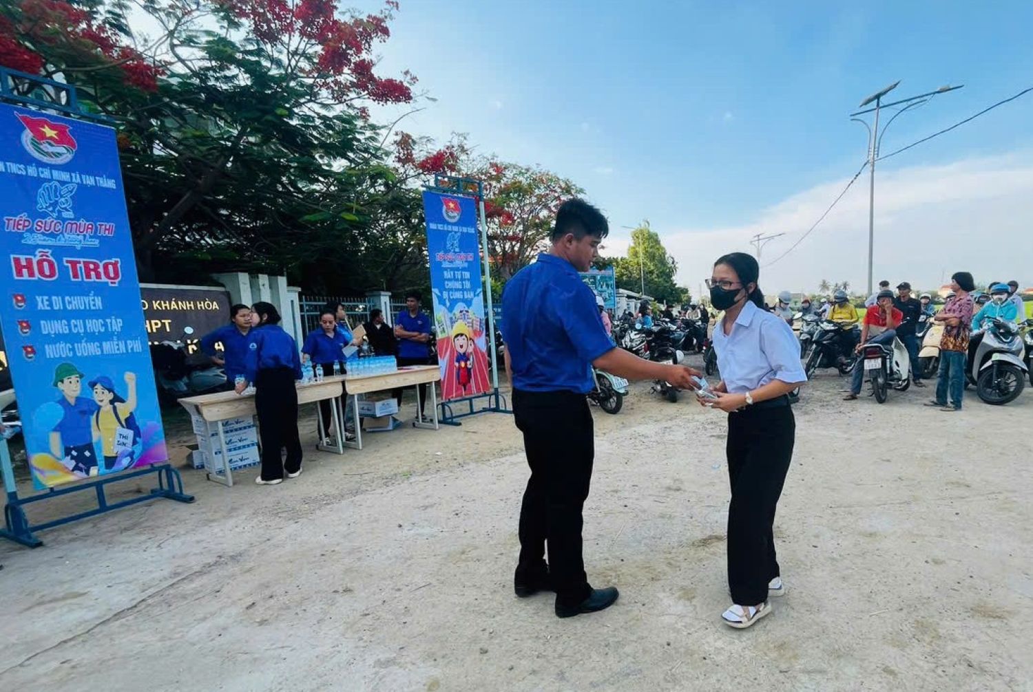 Đoàn xã Vạn Thắng hỗ trợ nước cho các thí sinh.