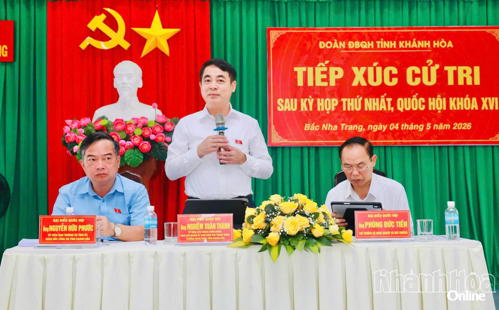 Đồng chí Nghiêm Xuân Thành phát biểu tại buổi tiếp xúc cử tri.