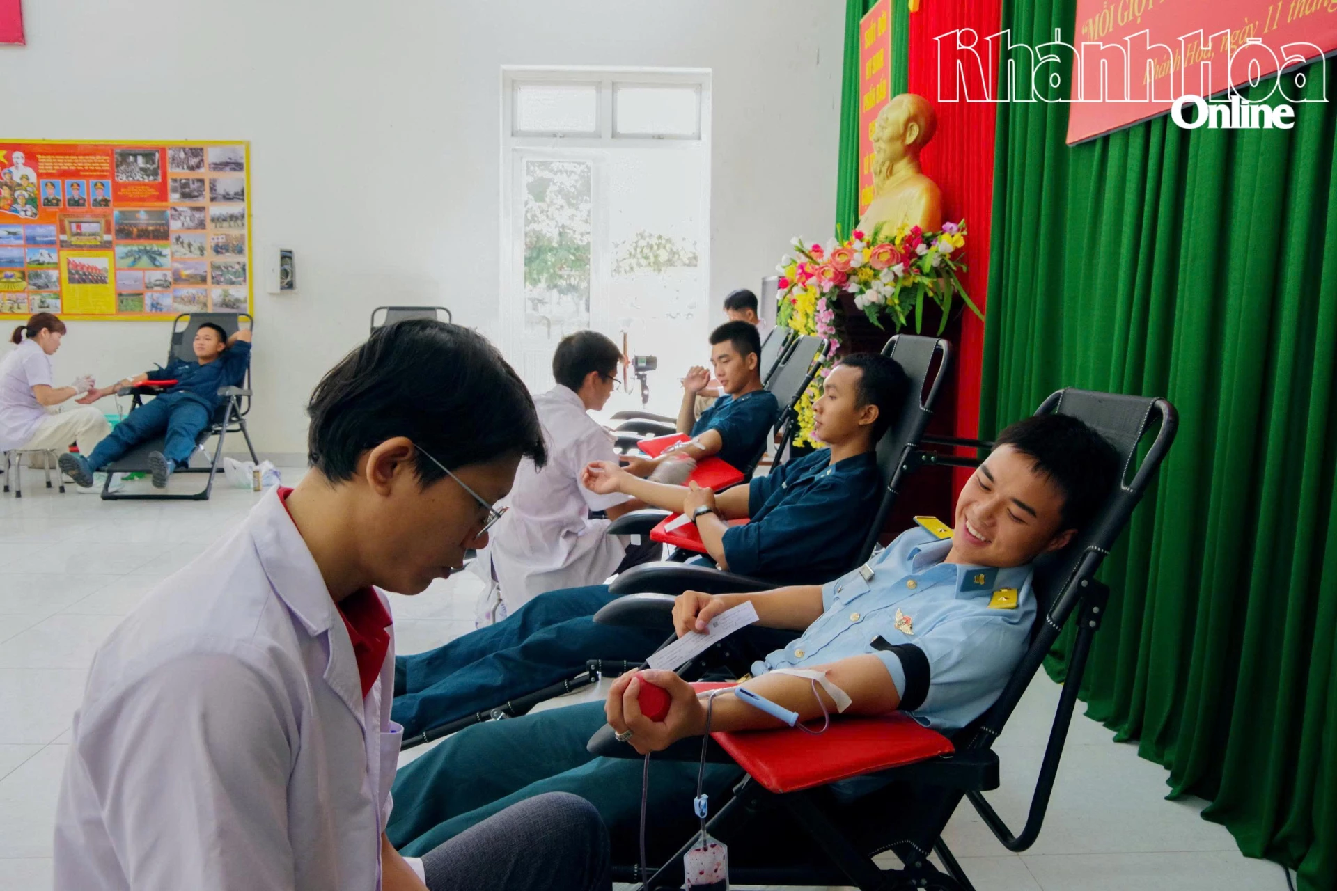 Cán bộ, chiến sĩ Tiểu đoàn Huấn luyện chiến sĩ mới tham gia Ngày hội Hiến máu tình nguyện năm 2026.