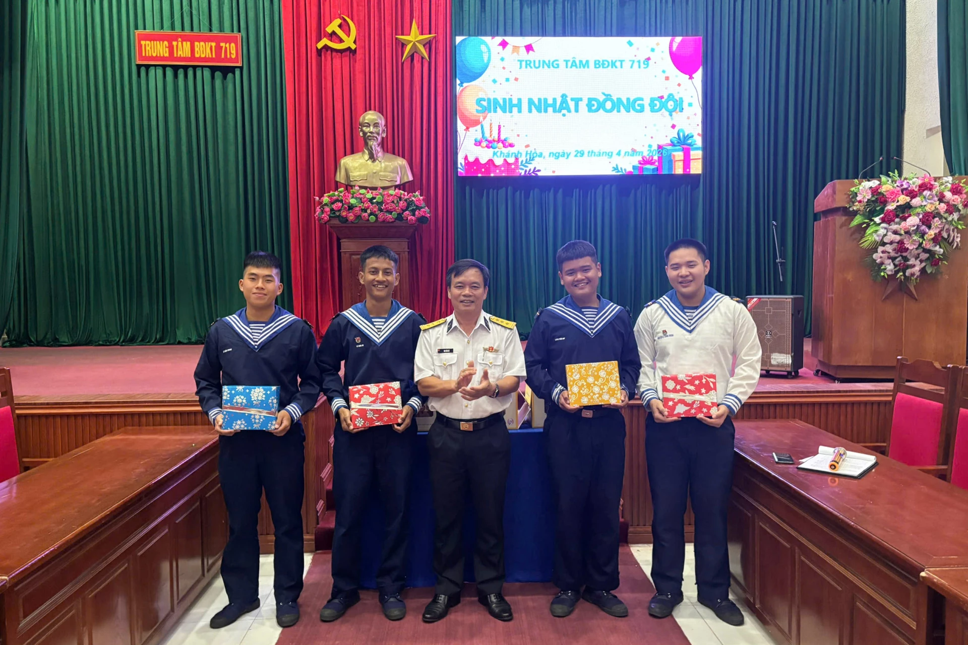Trung tâm tổ chức sinh nhật đồng đội tháng 4 cho các chiến sĩ.