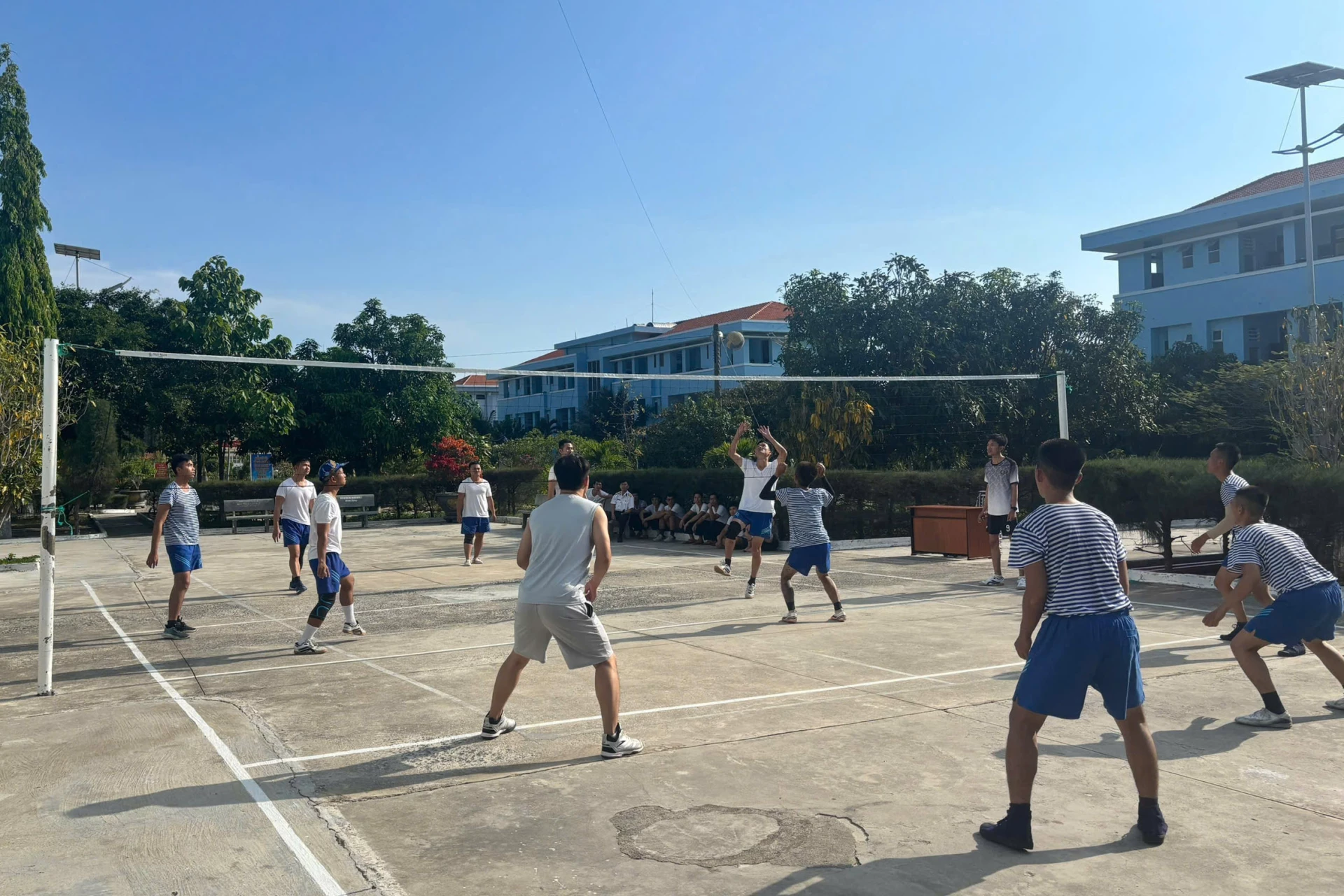 Sôi nổi thi đấu bóng chuyền.