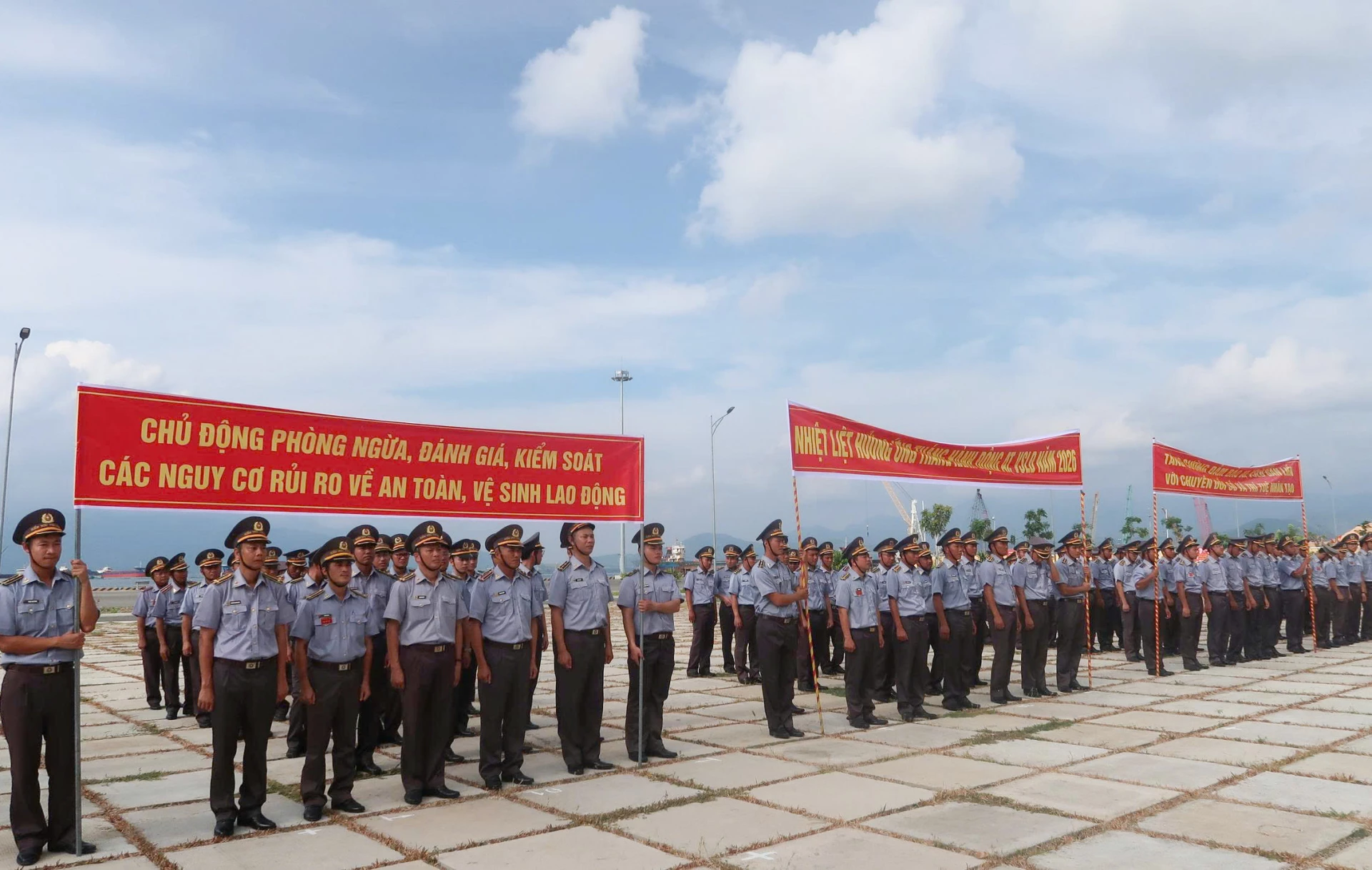 Cán bộ, nhân viên chi đội tham gia phát động.