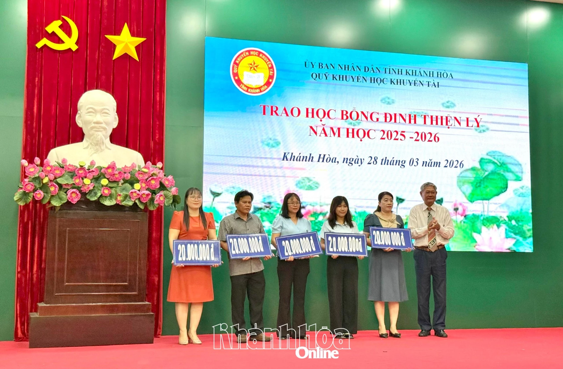 Hoạt động trao học bổng của Quỹ Khuyến học, khuyến tài.