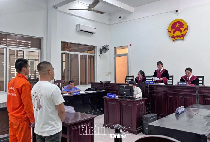 Vào tù vì bắt giữ, tấn công 1 người dân