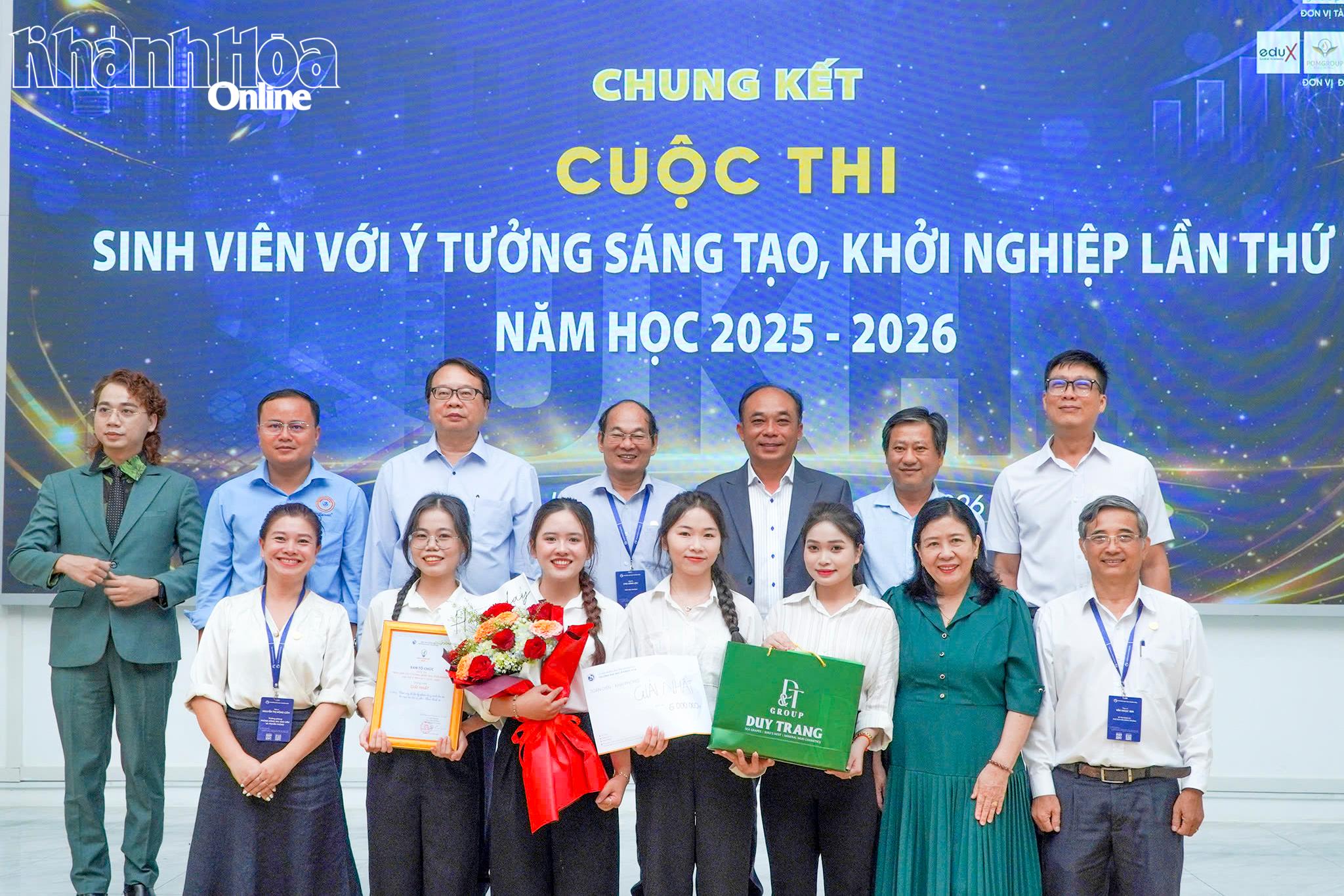 Ý tưởng “Chậu cây, đế lót ly phân hủy sinh học từ bã mía và bã cà phê” của nhóm sinh viên Khoa Kinh tế nhận giải nhất tại Cuộc thi “Sinh viên với ý tưởng sáng tạo, khởi nghiệp” lần thứ V của Trường Đại học Khánh Hòa.