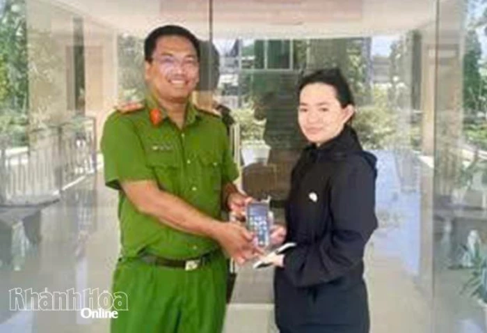 Công an phường Bảo An trao trả tài sản bị đánh rơi cho người dân
