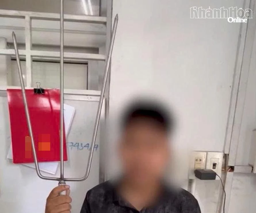 Cảnh sát hình sự đã tiến hành truy xét nhanh, bắt được 8 thanh thiếu niên, đồng thời thu giữ 1 cây ba chĩa và 2 xe máy.