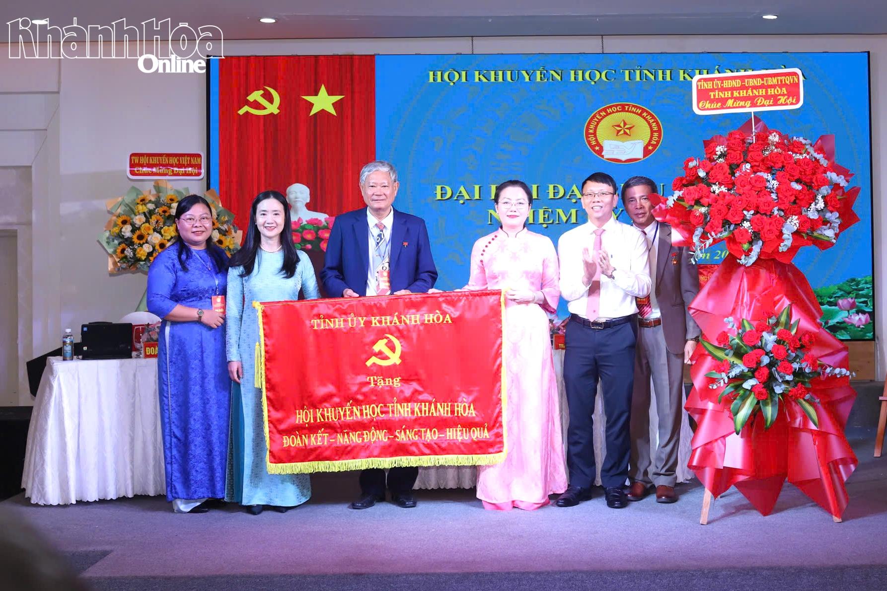 Lãnh đạo tỉnh tặng hoa và bức trướng mang dòng chữ “Đoàn kết – Năng động – Sáng tạo - Hiệu quả cho Đại hội.