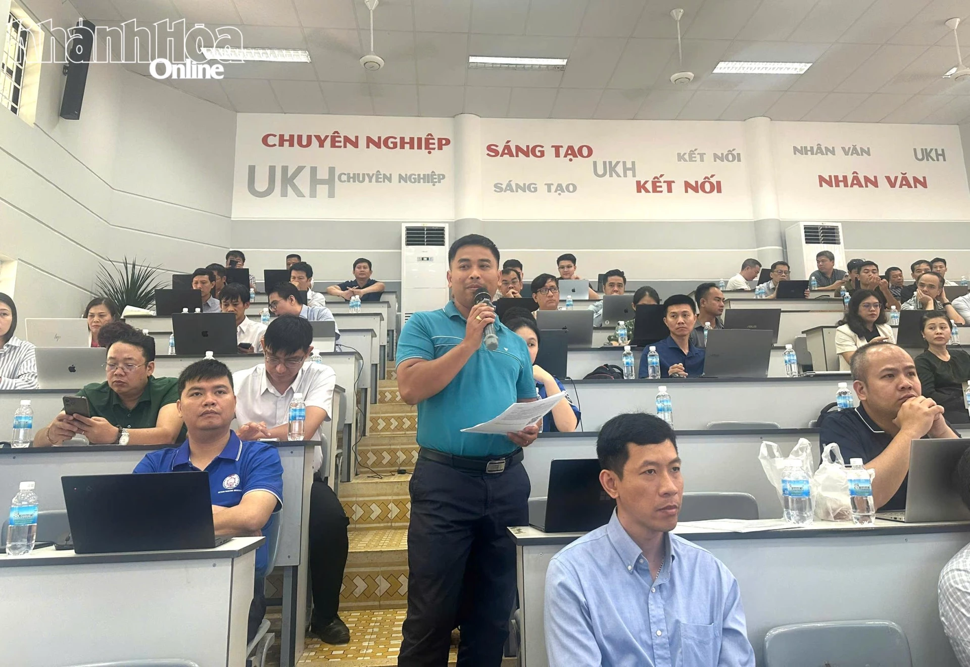 Một đại biểu phát biểu ý kiến tại hội nghị.