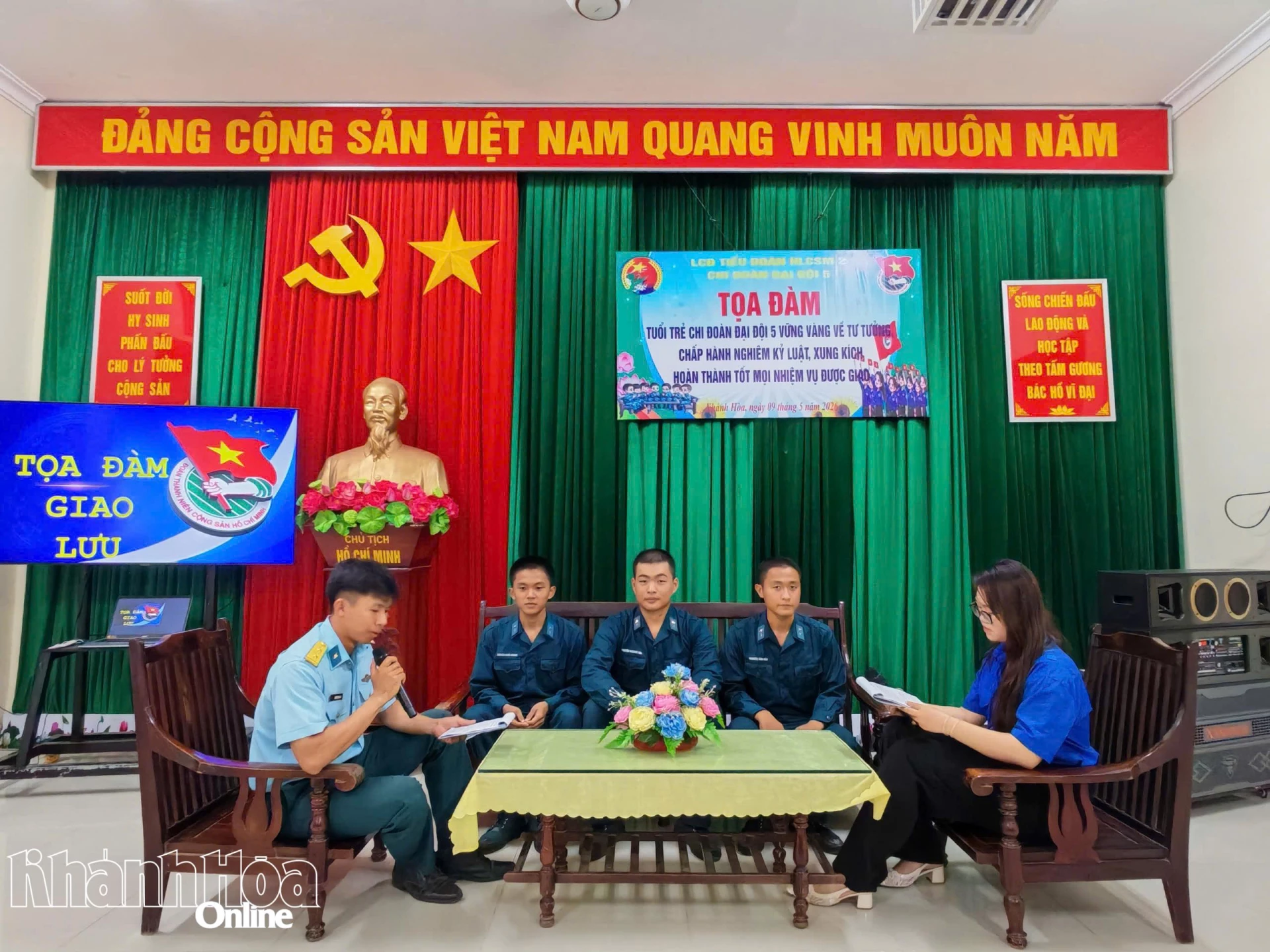 Cán bộ, đoàn viên tham gia trao đổi tại buổi tọa đàm.