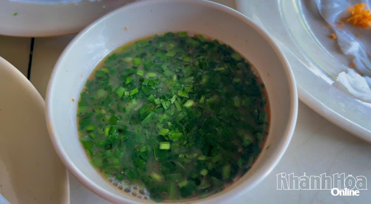 Một chén mắm nêm bỏ thêm chút hẹ, mùi thơm hấp dẫn bao thực khách.
