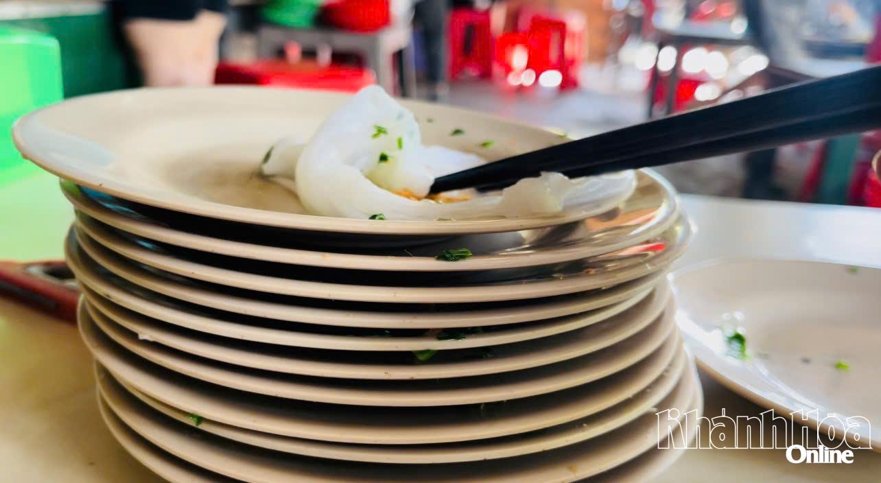 Ăn đến khi chồng dĩa cao gần bằng một chiếc đũa là no nê.
