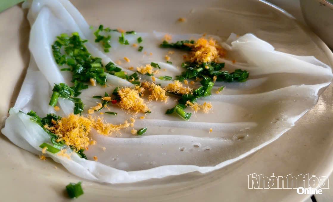 Một dĩa bánh ướt Ninh Hòa.