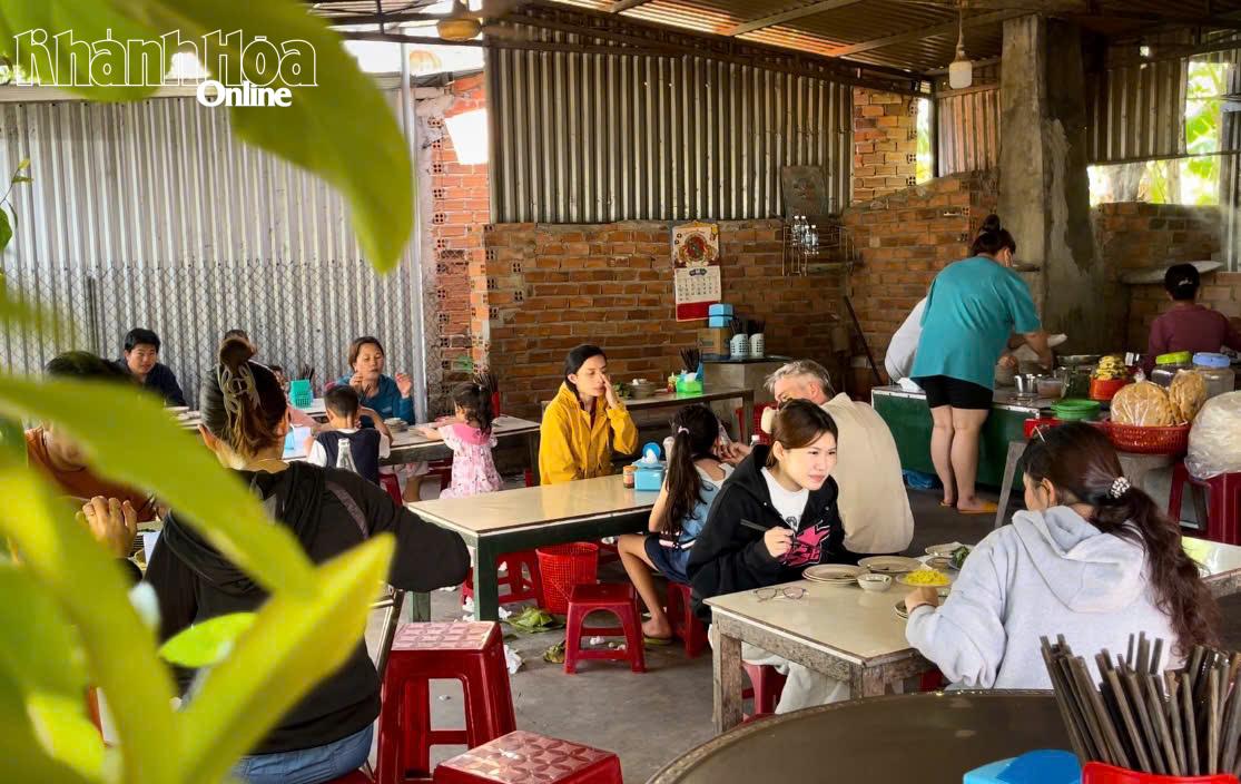 Một quán bánh ướt Ninh Hòa với vài bộ bàn ghế đơn sơ, nhưng lúc nào cũng đông khách.