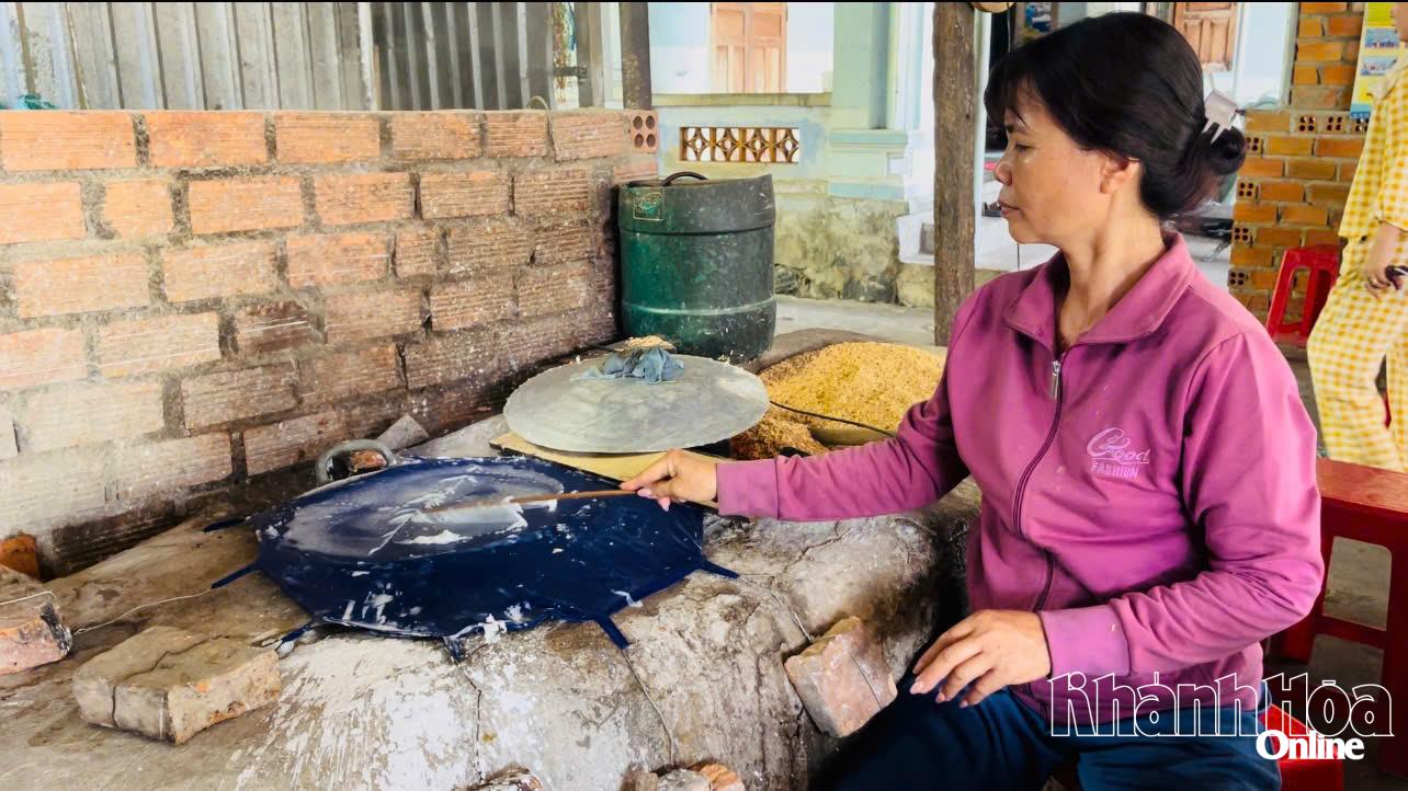 Người tráng bánh phải thật nhanh tay và khéo léo.
