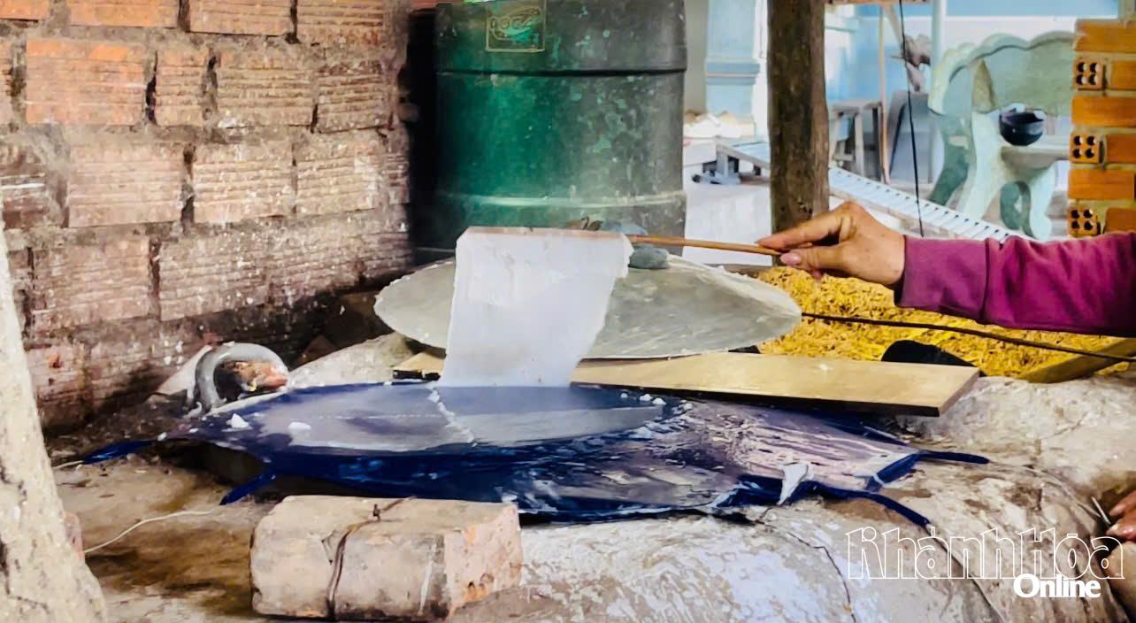 Một chiếc bánh nóng được vớt ra chỉ sau vài chục giây tráng.