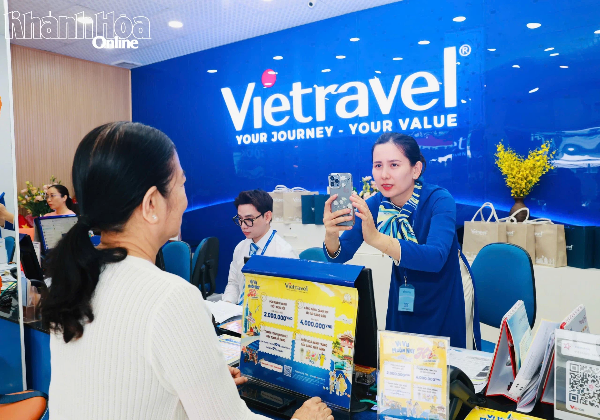 Nhiều du khách đã đến đặt tour để nhận ưu đãi chương trình khuyến mại Hè 2026 của Vietravel chi nhánh Khánh Hòa