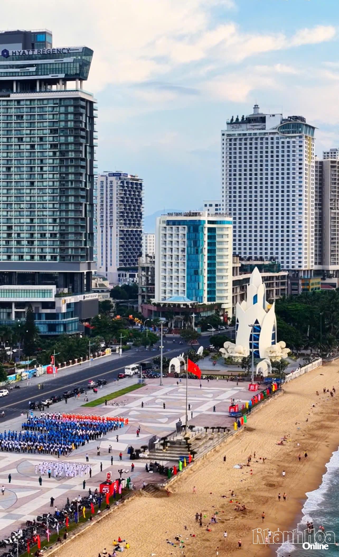 Lễ chào cờ được tổ chức tại Quảng trường 2 tháng 4 Nha Trang.
