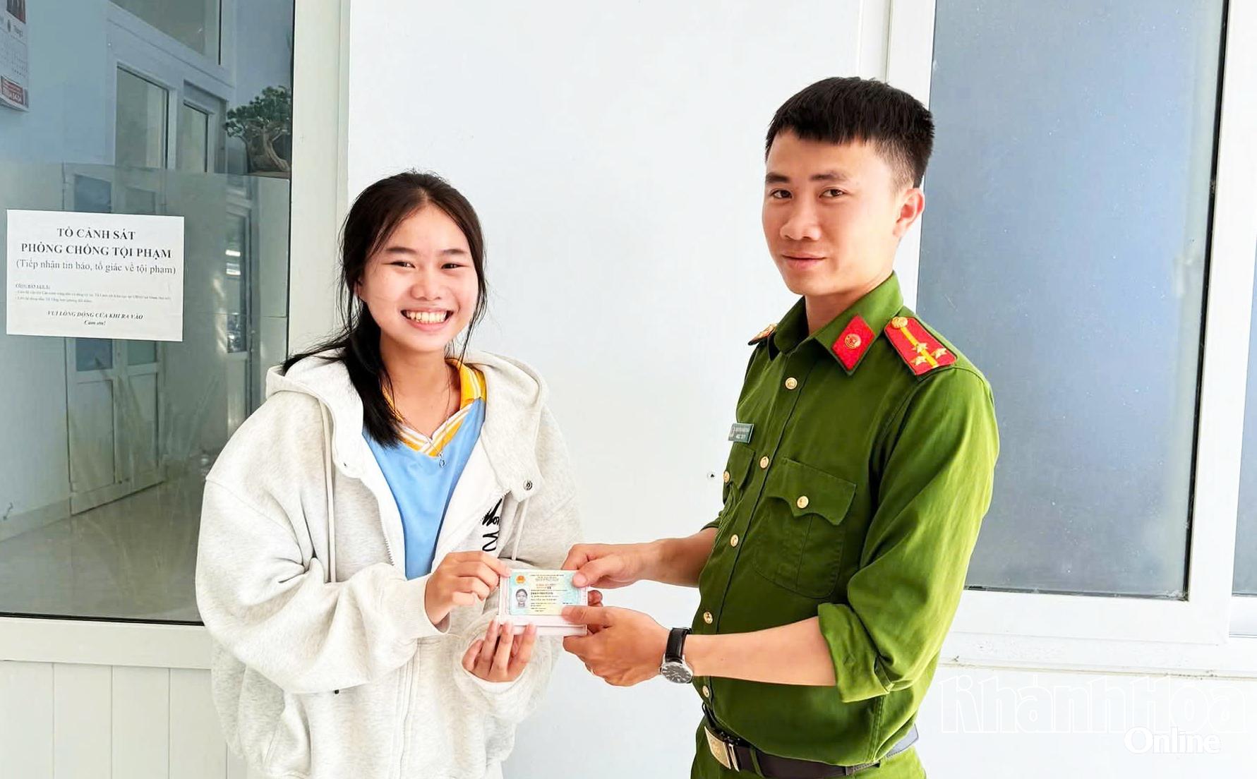 Công an xã Vĩnh Hải đã tiến hành trao trả lại toàn bộ giấy tờ tùy thân, 