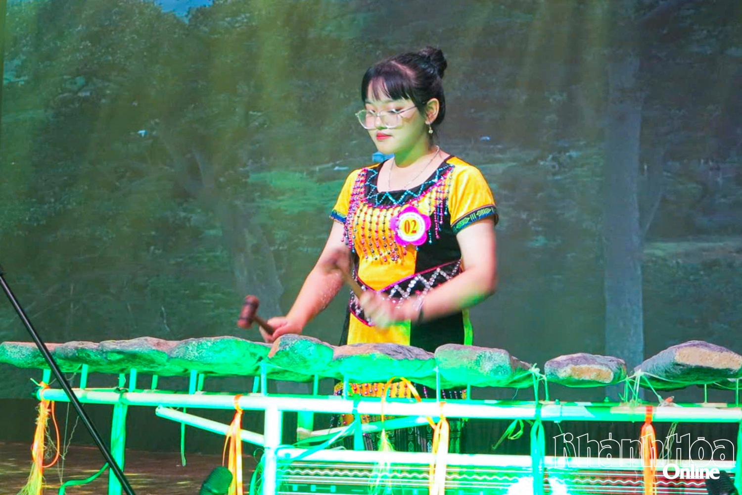 Em Trần Nguyễn Hoàng Nhung biểu diễn đàn đá
tại hội thi “Giai điệu tuổi hồng” tỉnh.
