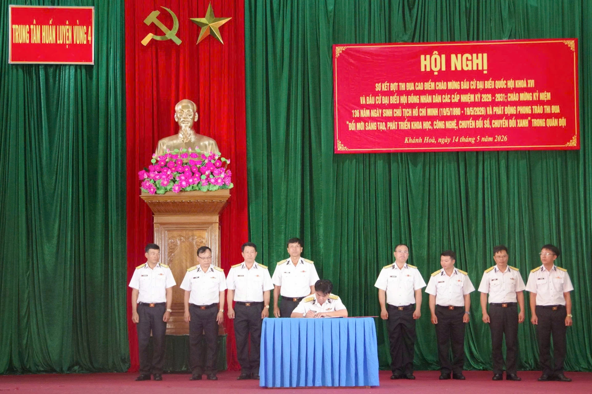 Các cơ quan, đơn vị ký kết giao ước thi đua.