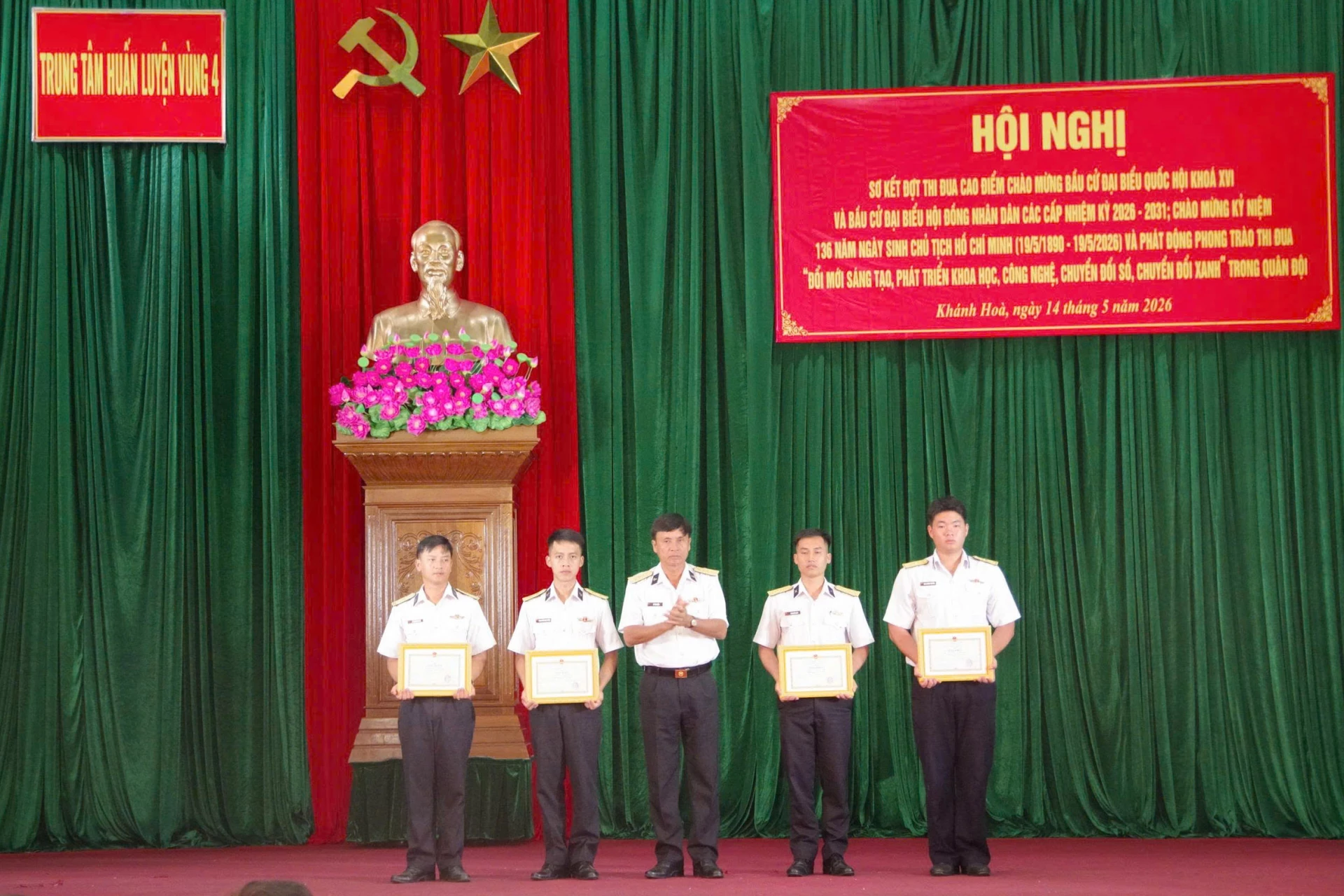 Chỉ huy trung tâm trao thưởng cho các tập thể, cá nhân.
