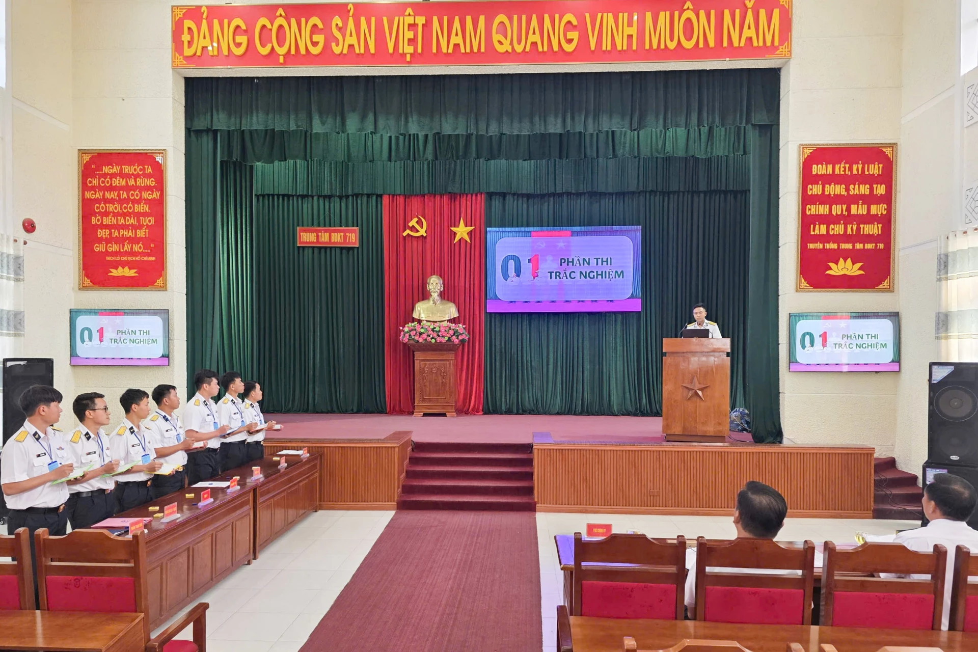 Các thí sinh thi kiến thức.
