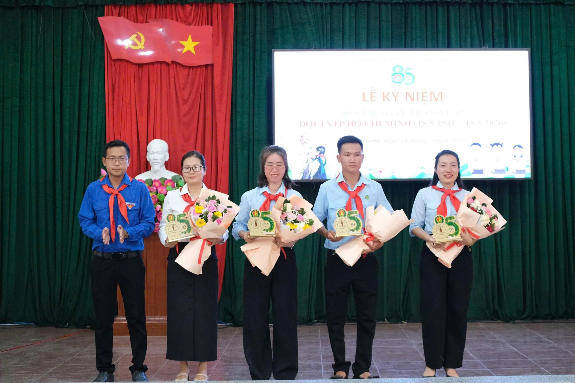 Ban tổ chức tri ân các giáo viên tổng phụ trách Đội tiêu biểu.