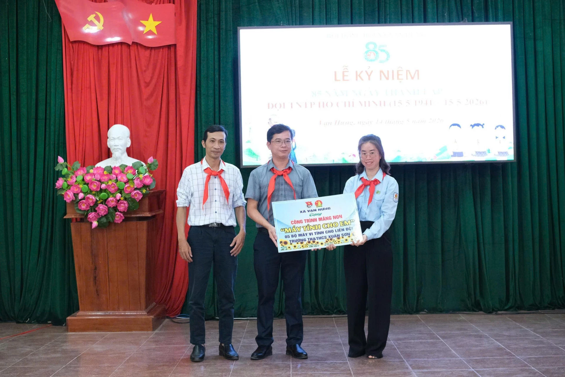 Ban tổ chức trao bảng tượng trưng công trình măng non cho Liên đội Trường Tiểu học & THCS Xuân Sơn.