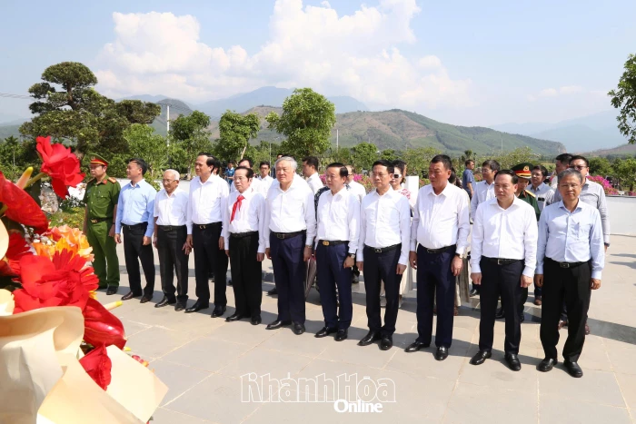 Dâng hoa, dâng hương tại Khu lưu niệm Chiến thắng Vườn Gòn - Đá Bàn