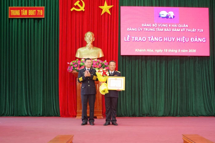 Trung tâm Bảo đảm Kỹ thuật 719 trao Huy hiệu Đảng cho đảng viên