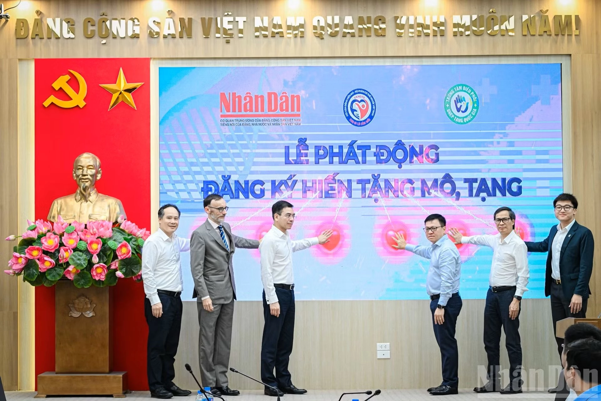 Lãnh đạo Báo Nhân Dân, Trung tâm Điều phối Quốc gia về ghép bộ phận cơ thể người và Hội Vận động hiến mô, bộ phận cơ thể người Việt Nam và các đại biểu nhấn nút phát động đăng ký hiến tặng mô-tạng. (Ảnh: BẢO LONG)