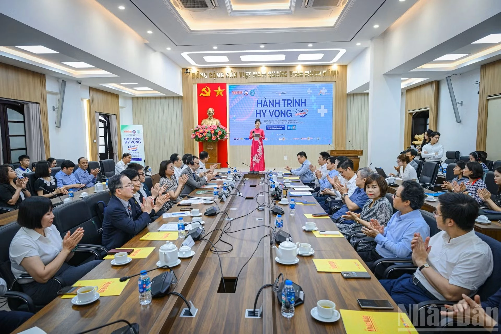 Toàn cảnh lễ ký kết. (Ảnh: BẢO LONG)
