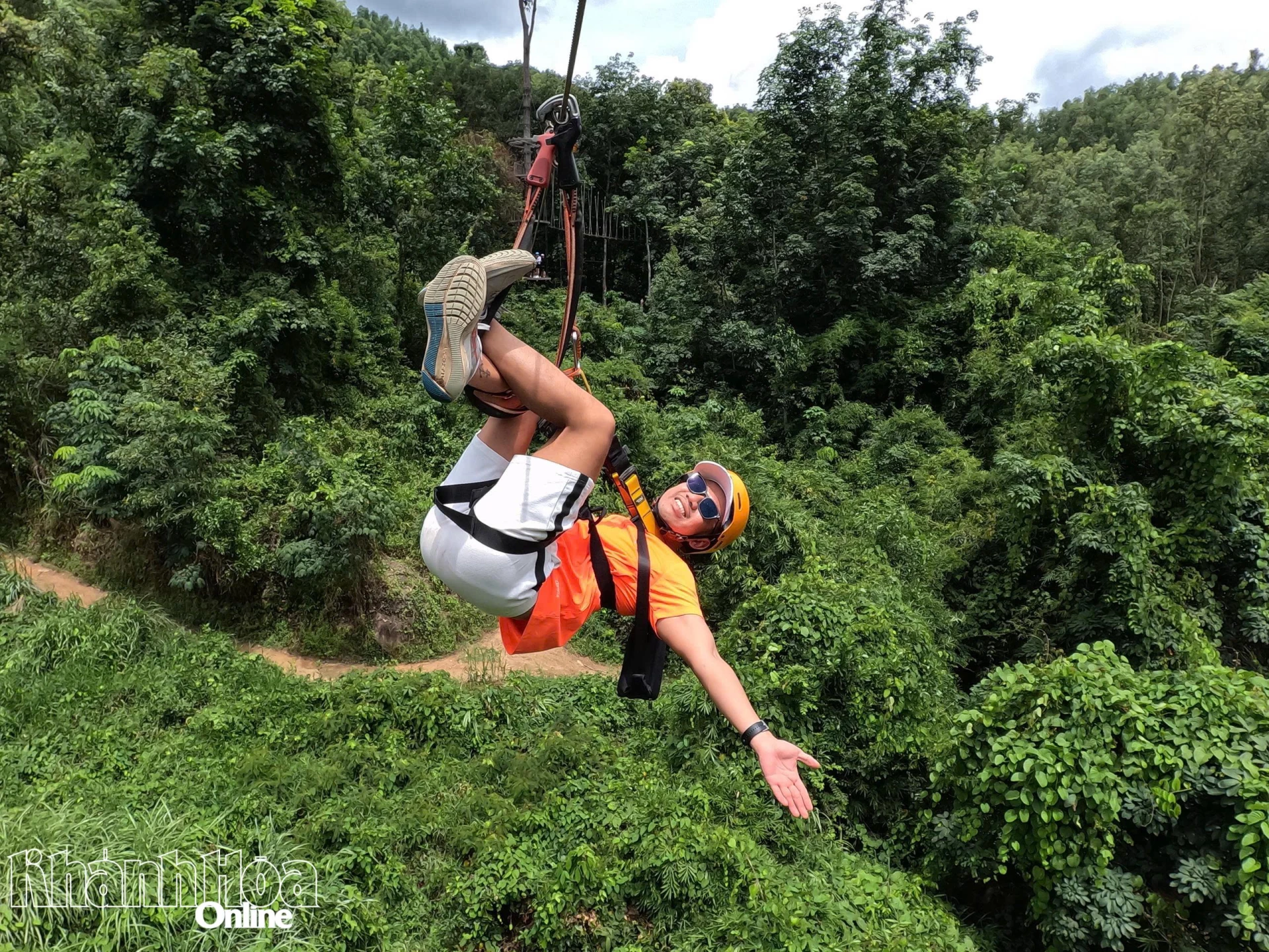 Du khách trải nghiệm tour Zipline tại Kong Forest