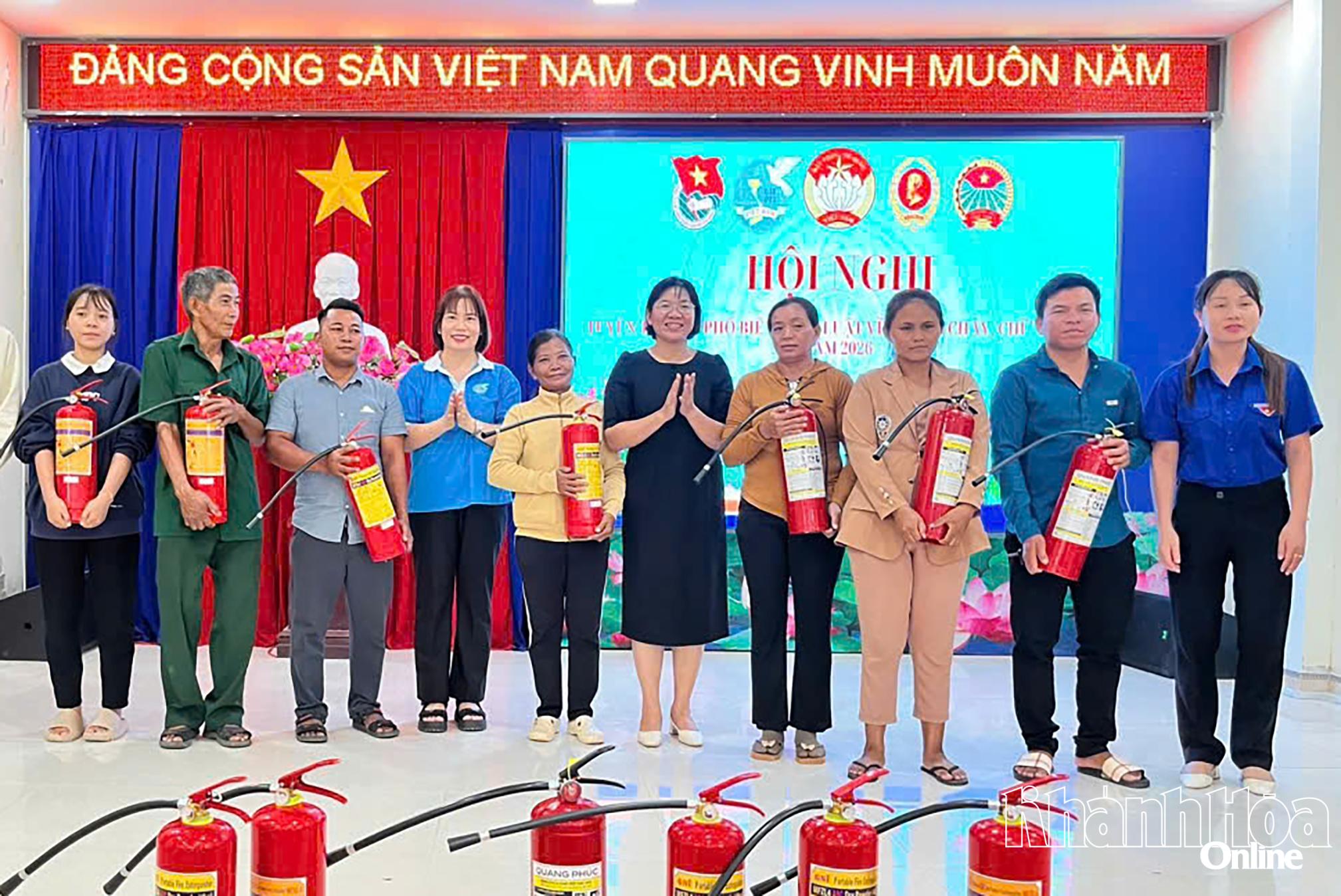 Trao bình chữa cháy cho các hộ dân trên địa bàn xã.