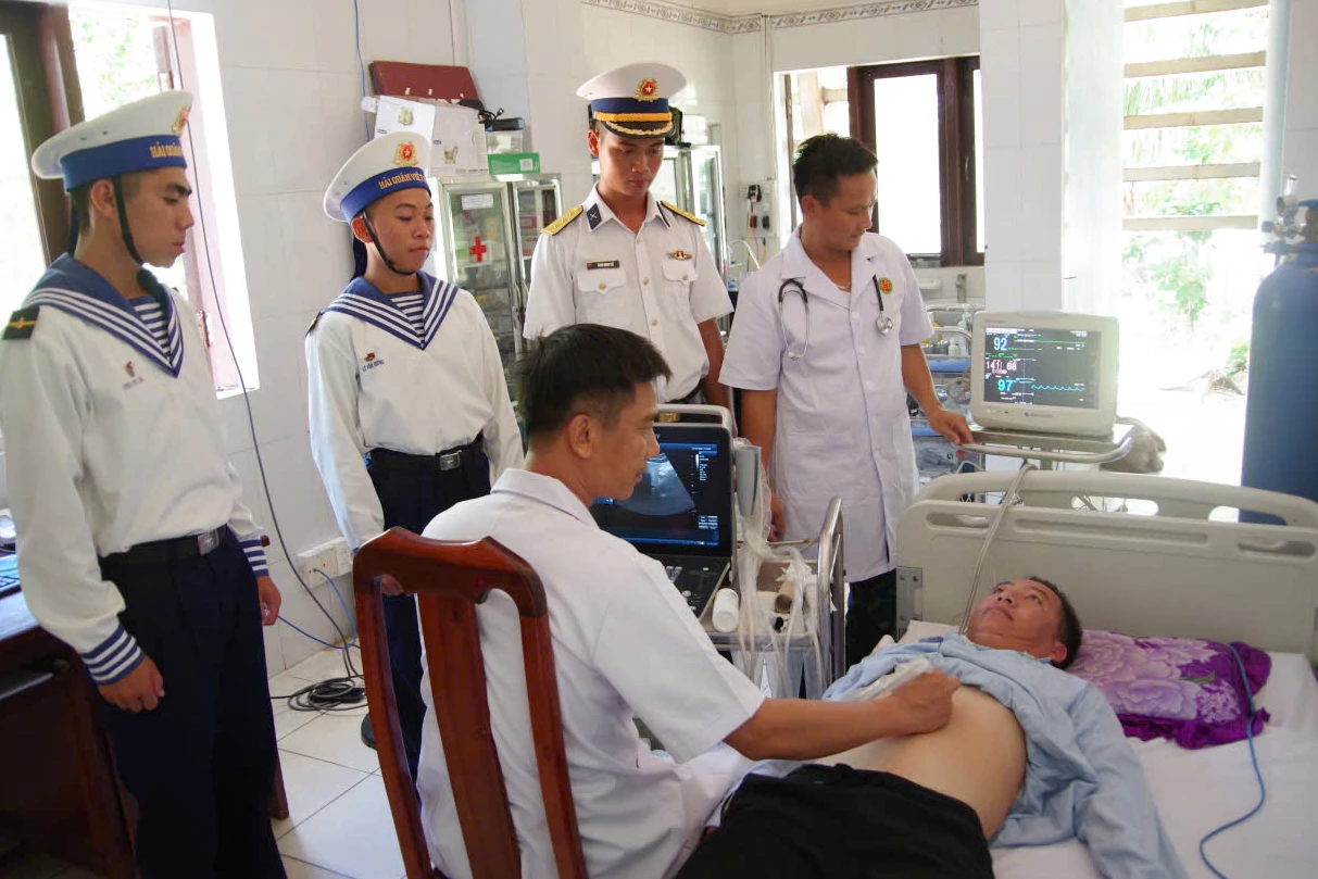 Các y, bác sĩ thăm khám cho bệnh nhân.