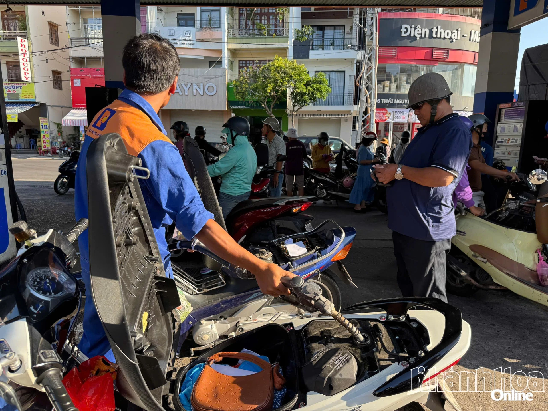 Người dân đổ xăng tại cây xăng dầu trên phường Tây Nha Trang.