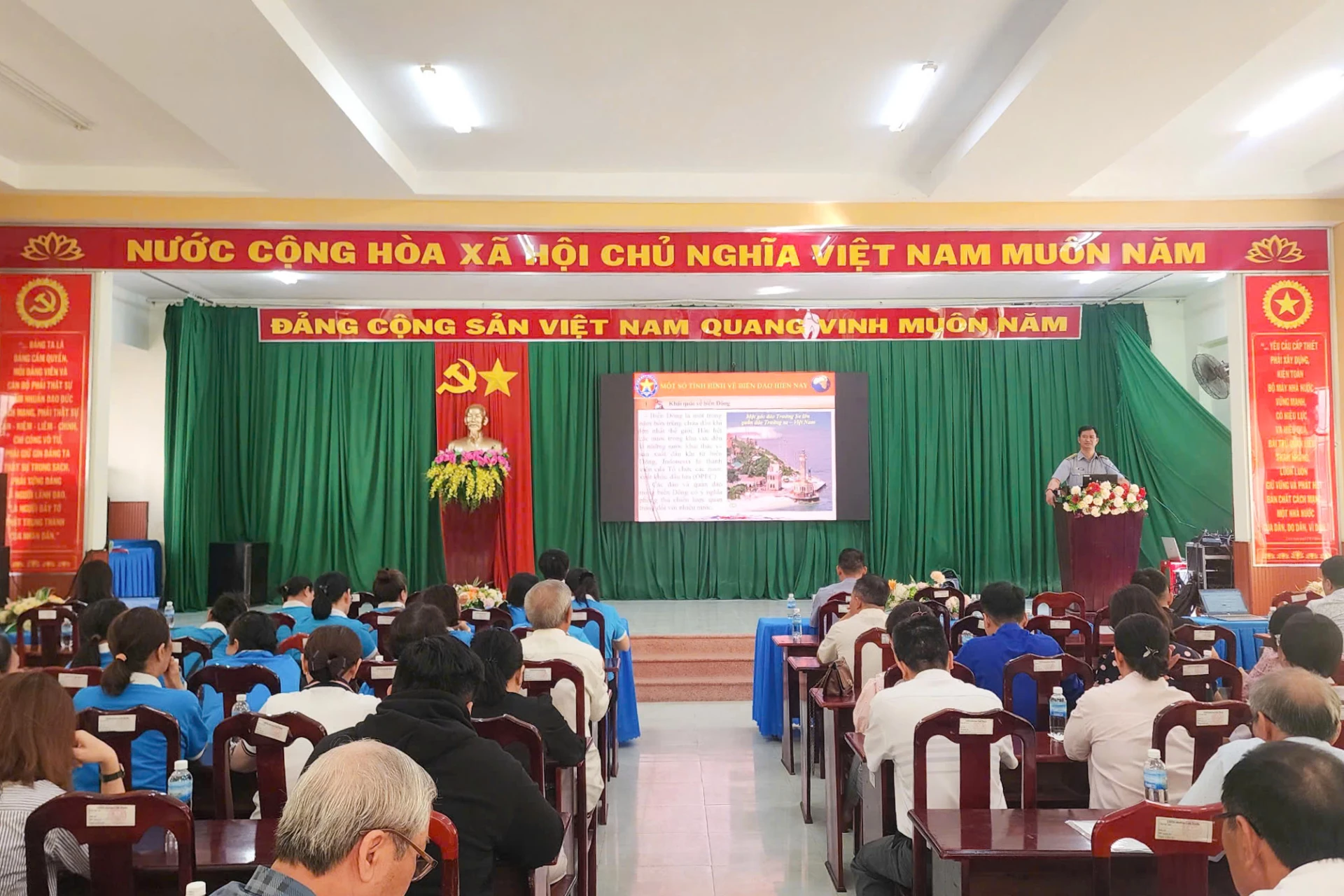 Quang cảnh hội nghị.