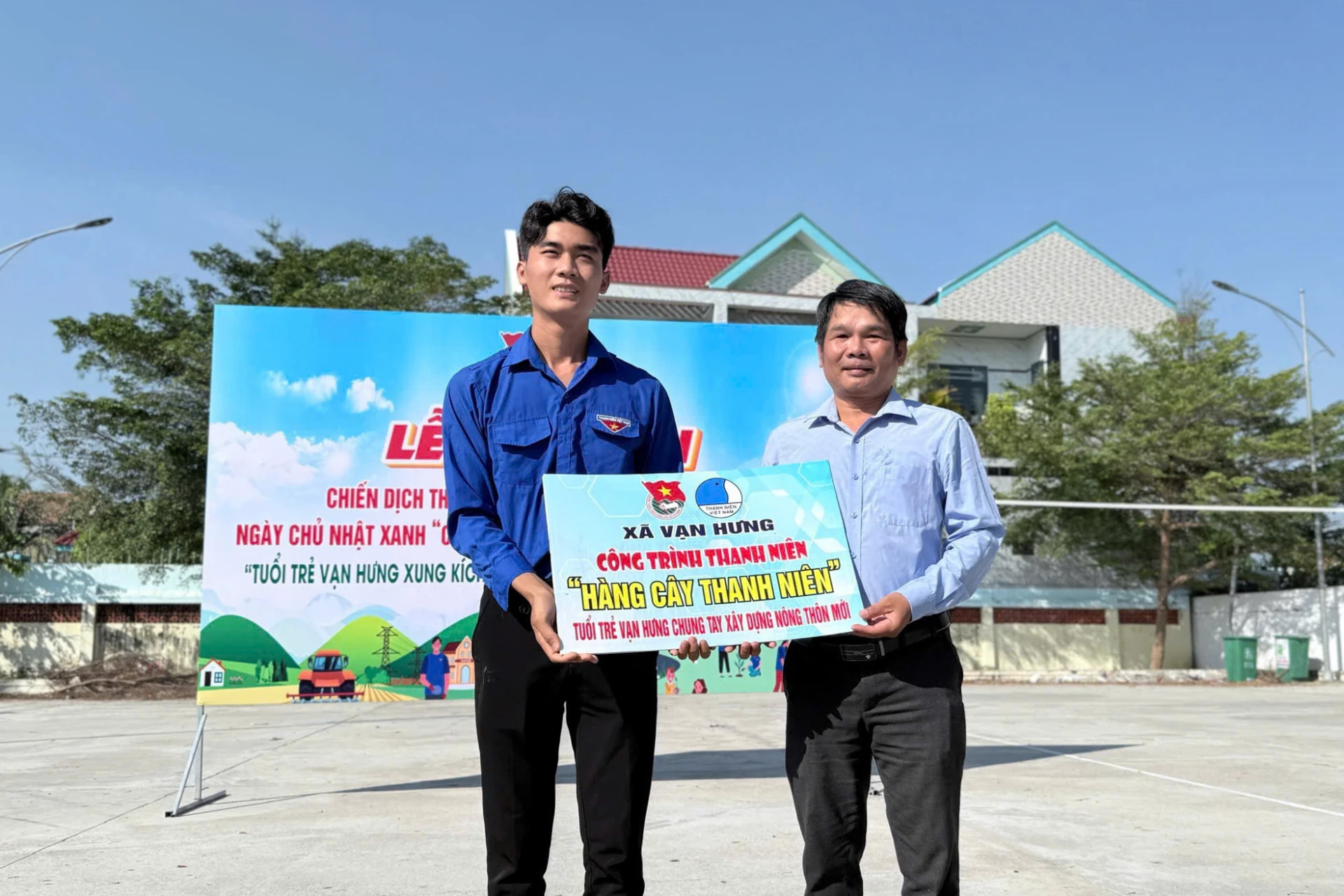 Đoàn xã trao bảng tượng trưng công trình Đường cây thanh niên cho đại diện thôn Xuân Tự 1.